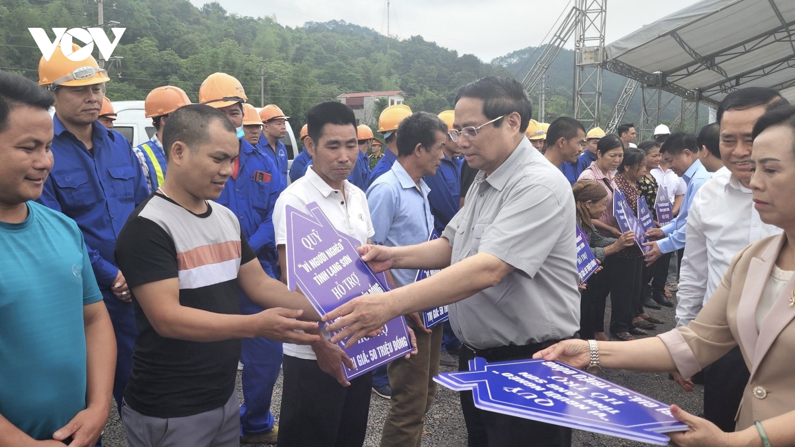 Thủ tướng thăm hỏi nhân dân, kiểm tra một số dự án quan trọng tại Lạng Sơn