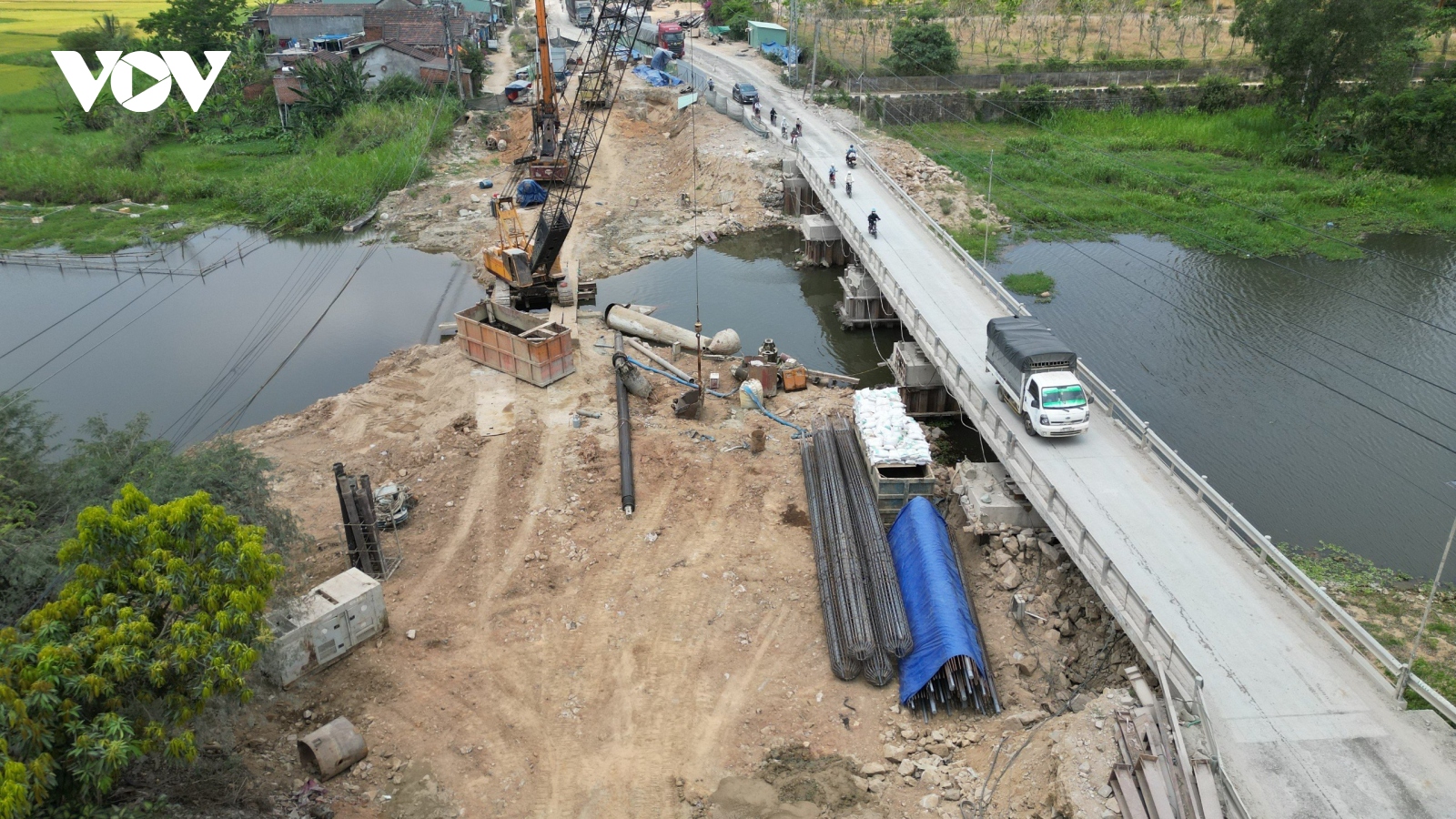 Dự án giao thông chậm tiến độ, không có đường gom, người dân đi bộ phải bò