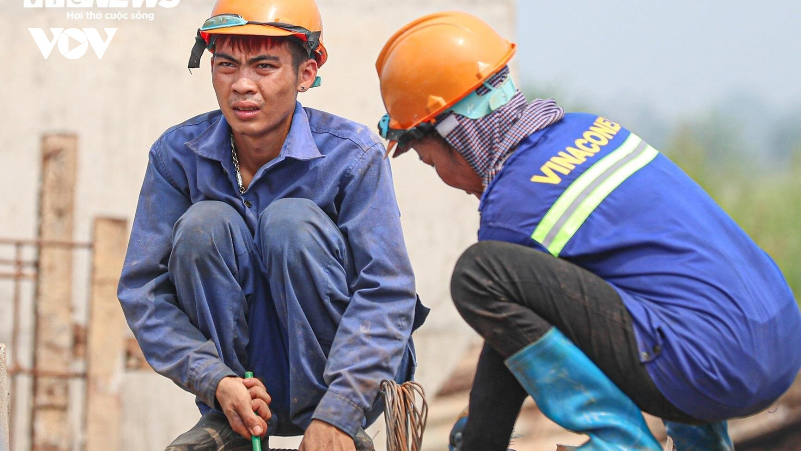 Công nhân đội nắng thi công đường Vành đai 4 xuyên kỳ nghỉ lễ 30/4