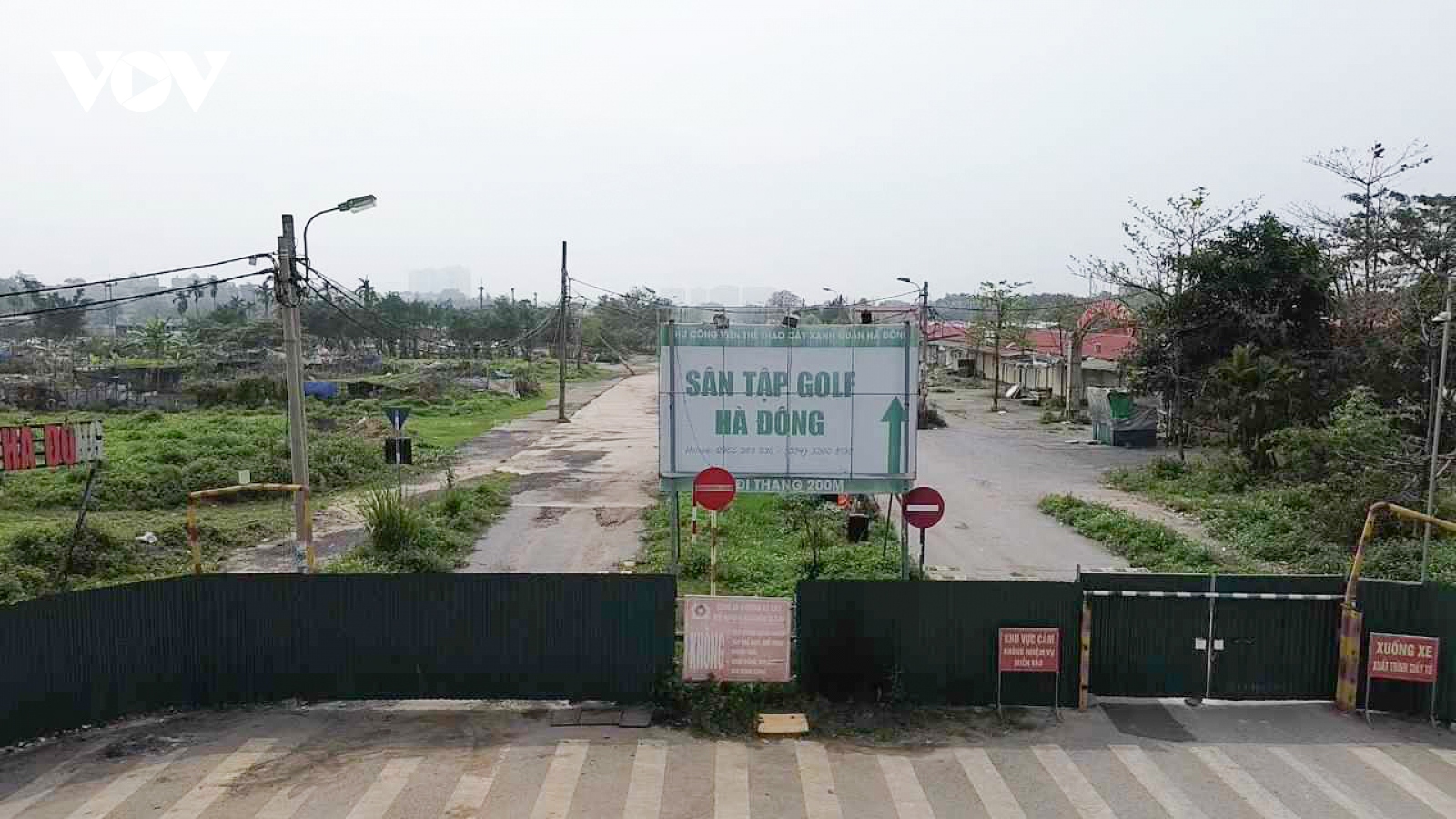 Khung cảnh hoang tàn bên trong dự án công viên thể thao cây xanh Hà Đông