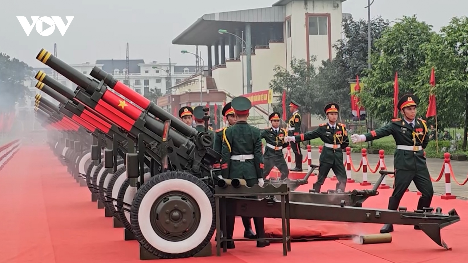 Thượng tướng Nguyễn Tân Cương tổng duyệt diễu binh các lực lượng quân đội