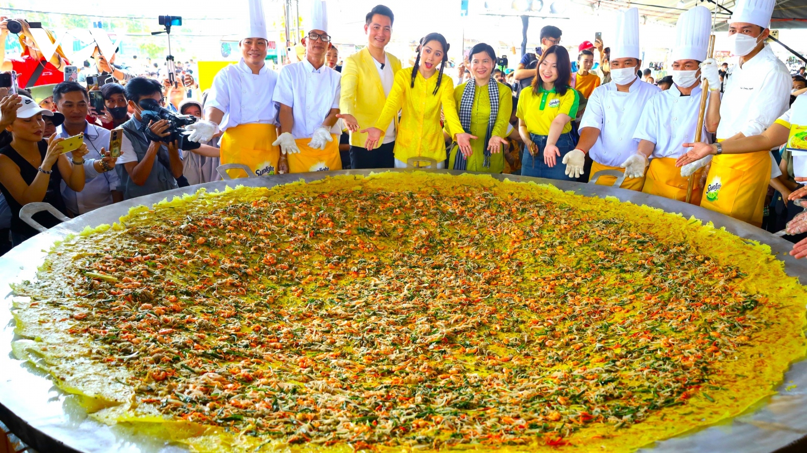 Cần Thơ: 15 nghệ nhân trình diễn đổ bánh xèo "siêu to khổng lồ" đường kính 3m