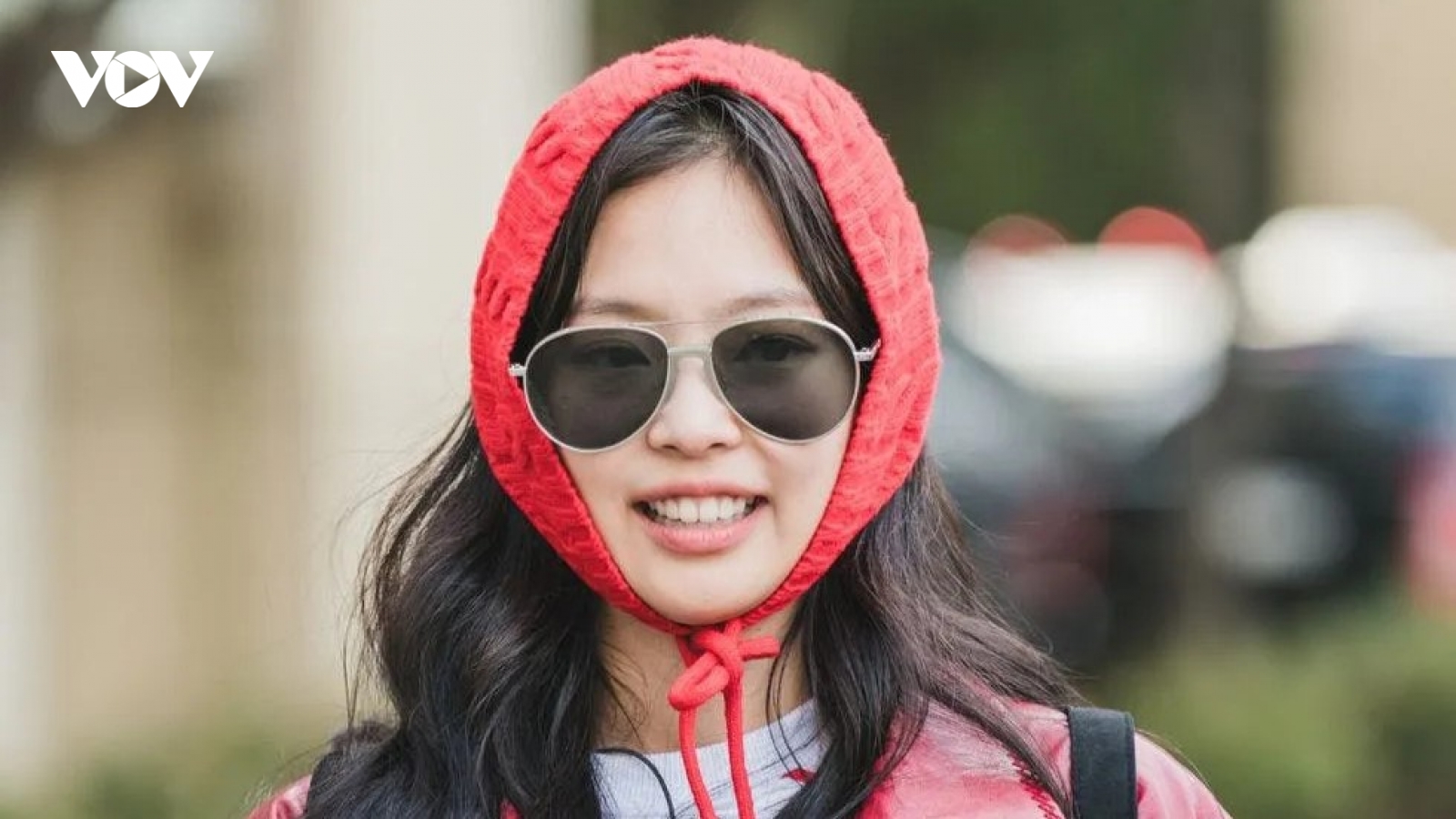 Phong cách thời trang năng động của Jennie (BLACKPINK) trong “Apartment 404”