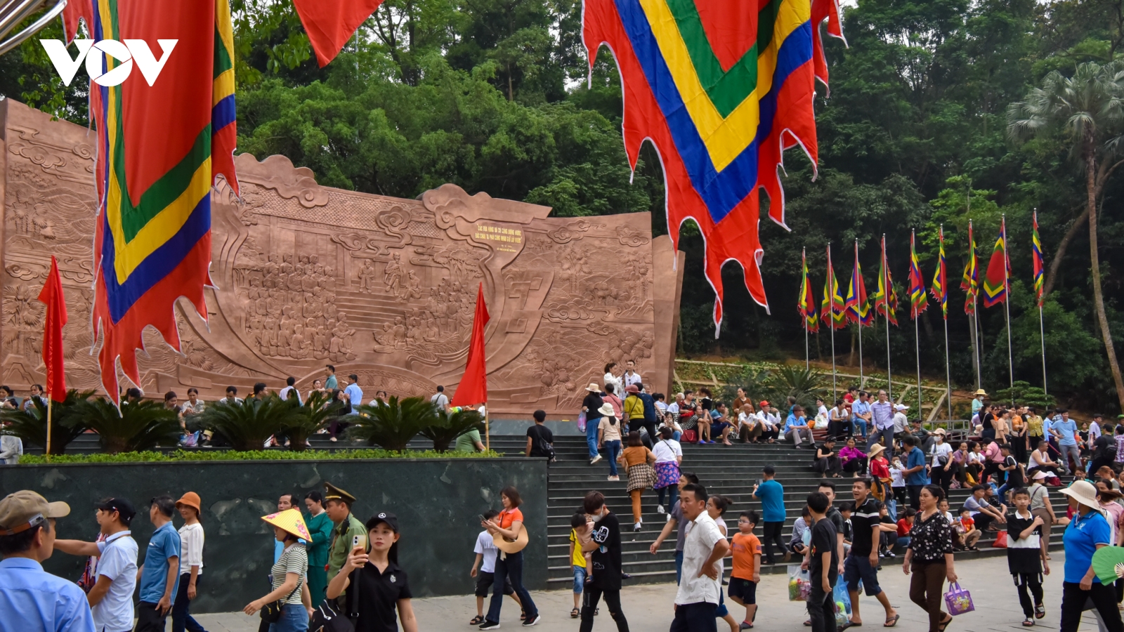 Người dân, du khách cần lưu ý điều gì khi dâng hương Đền Hùng?