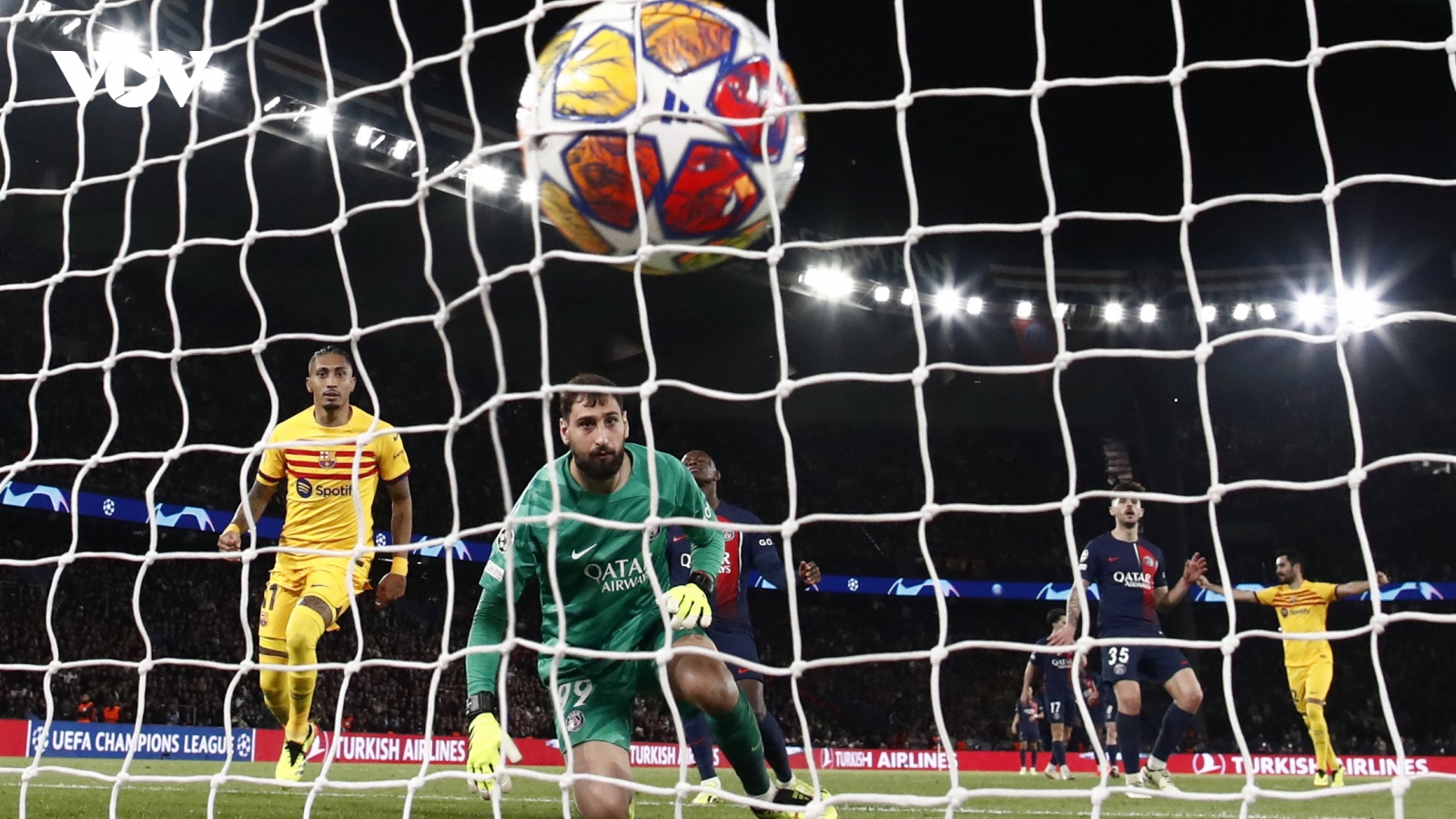 Donnarumma nhận "bão" chỉ trích sau loạt sai lầm khiến PSG thua Barca