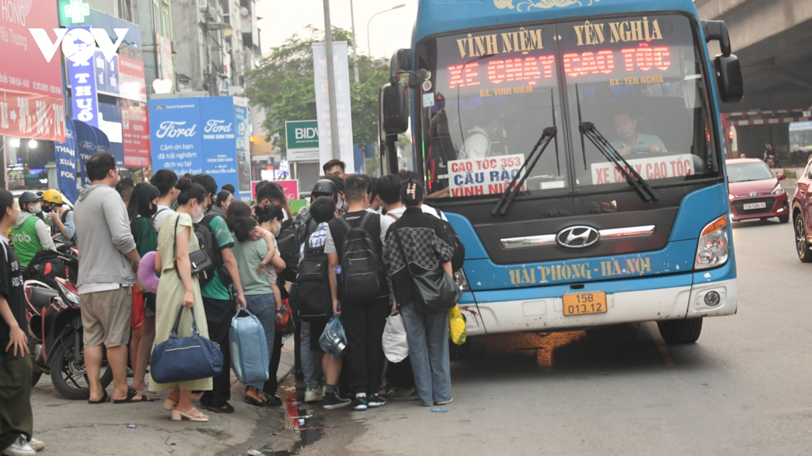 "Bến xe", "chợ cóc" mọc ngang trên phố Nguyễn Xiển và Giải Phóng gây tắc nghẽn