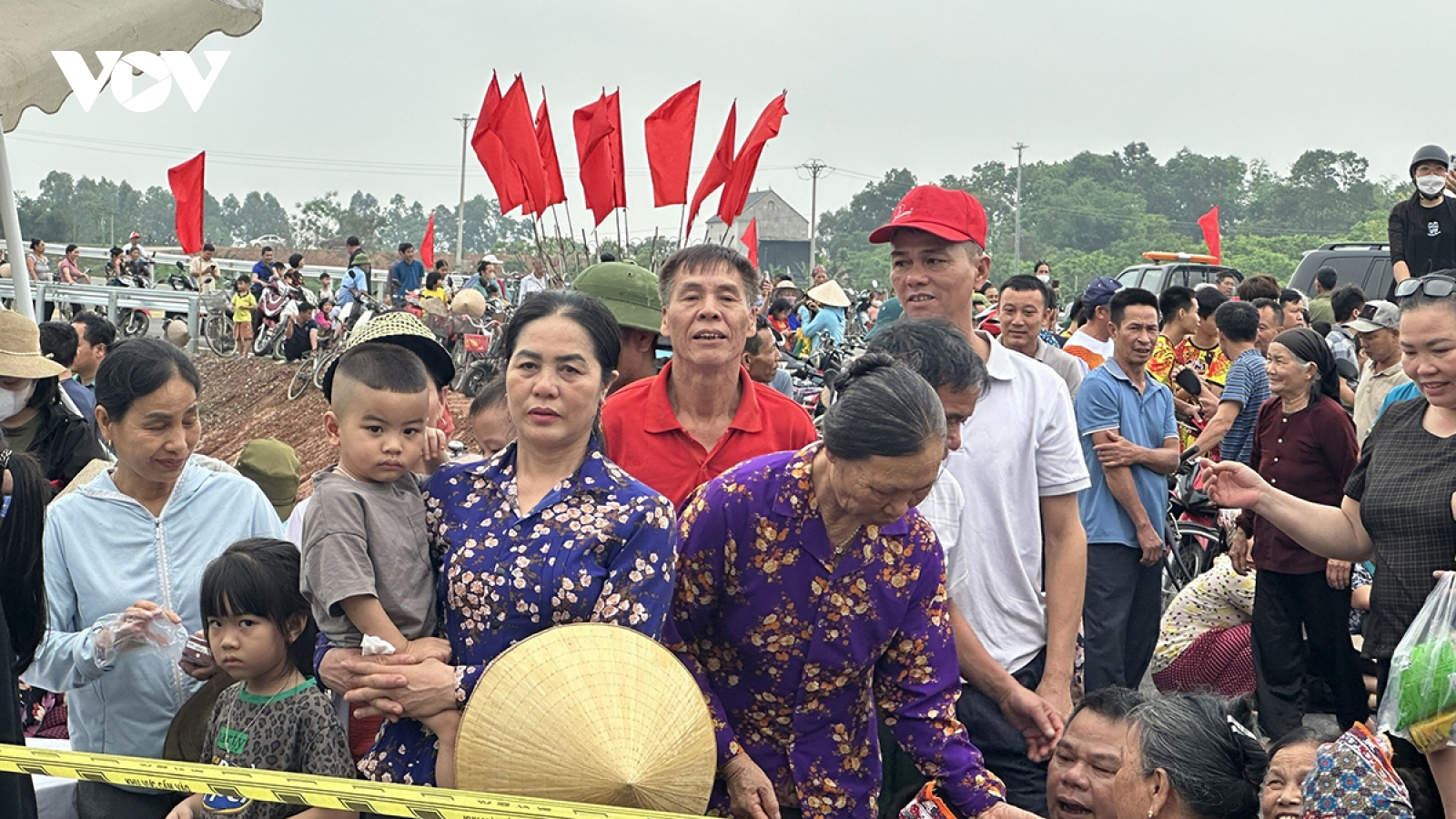 Hàng trăm người dân nô nức tới đường kết nối sông Cầu ngày thông xe