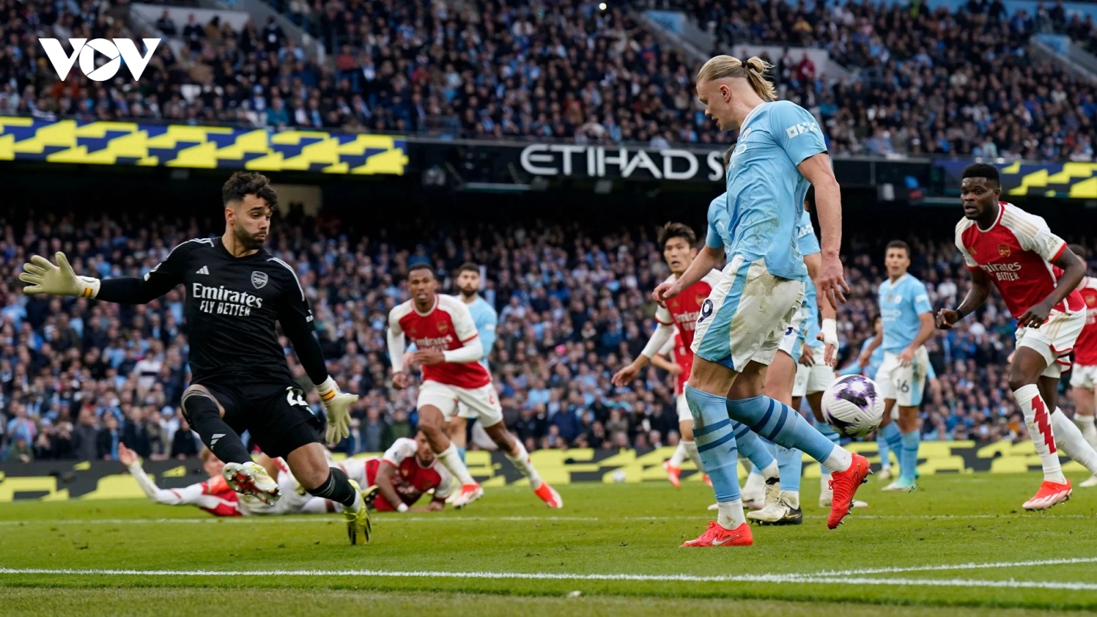 Sút hụt bóng trước khung thành Arsenal, Haaland bị chỉ trích phũ phàng
