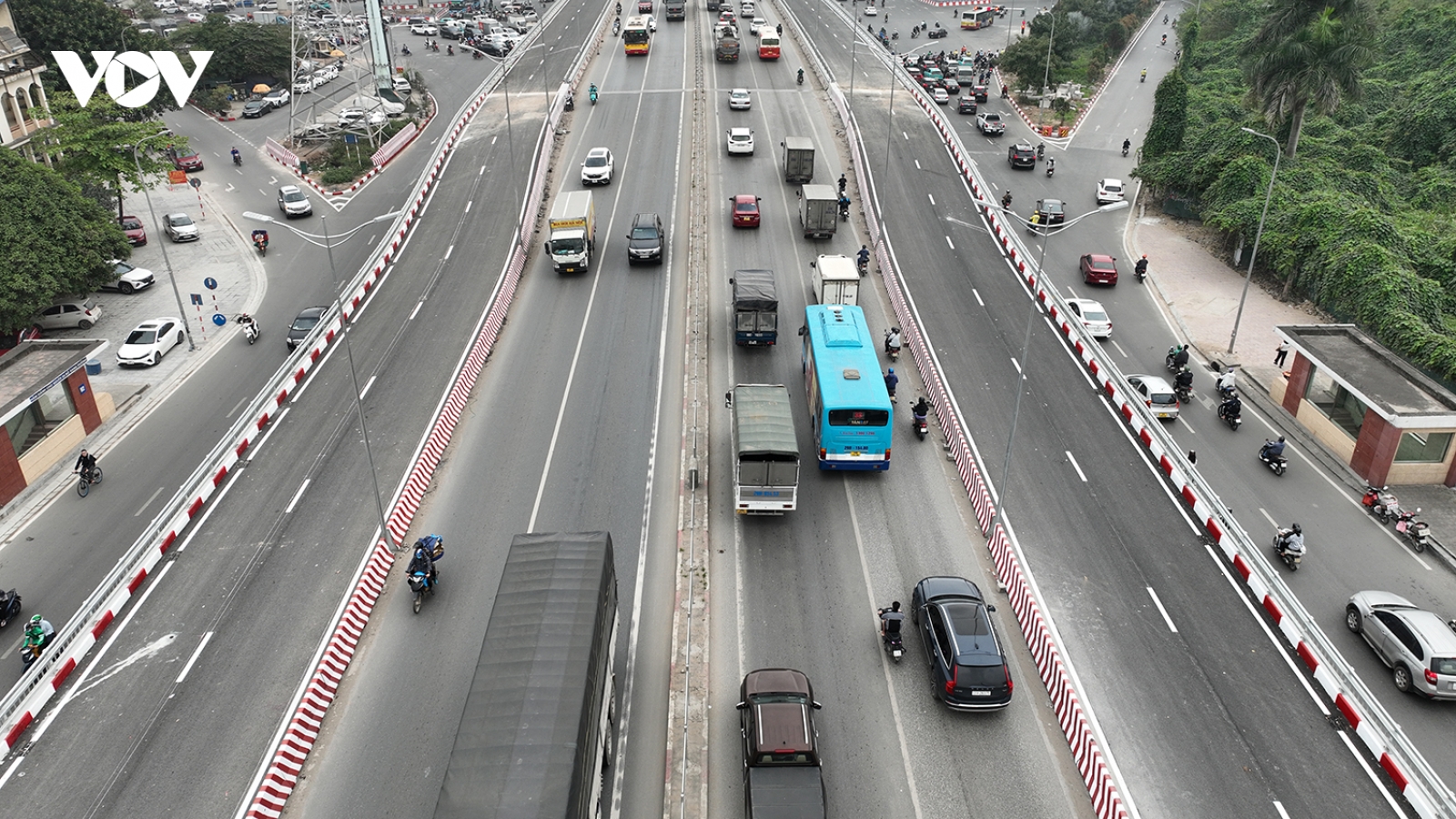 Cận cảnh hai cầu vượt thép Mai Dịch thành hình và sẵn sàng thông xe