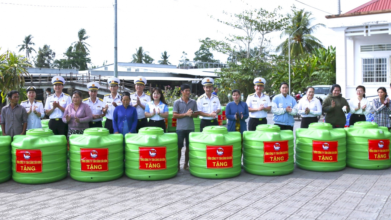 Hải quân hỗ trợ bồn nước, tặng quà người dân khó khăn hạn hán ở Cà Mau
