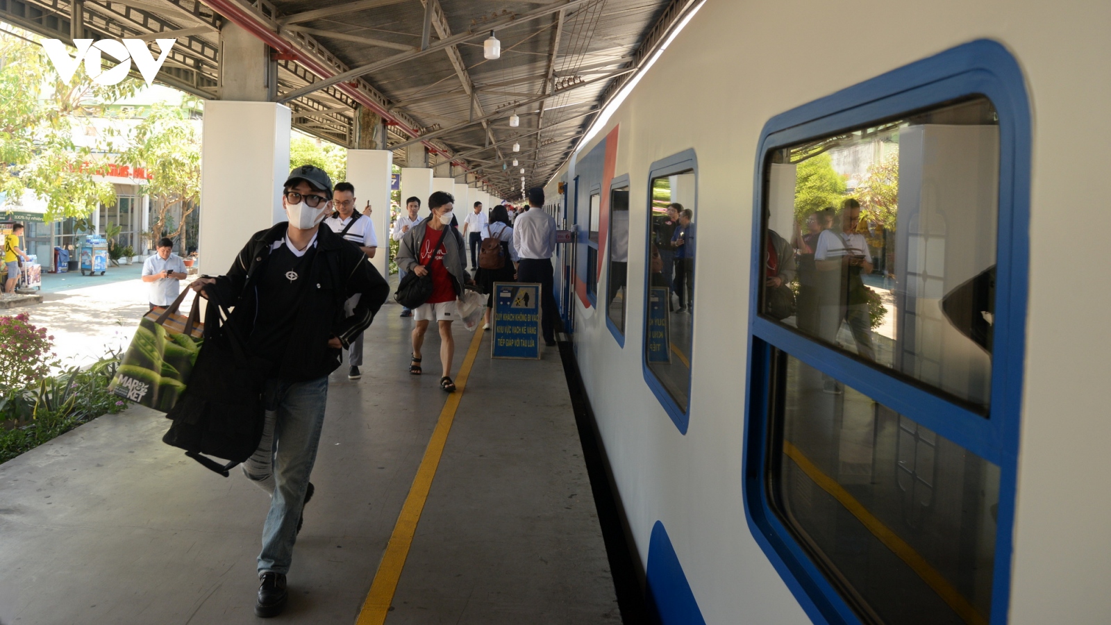 Bến xe, nhà ga đông đúc, giao thông cửa ngõ TPHCM căng thẳng ngày đầu nghỉ lễ