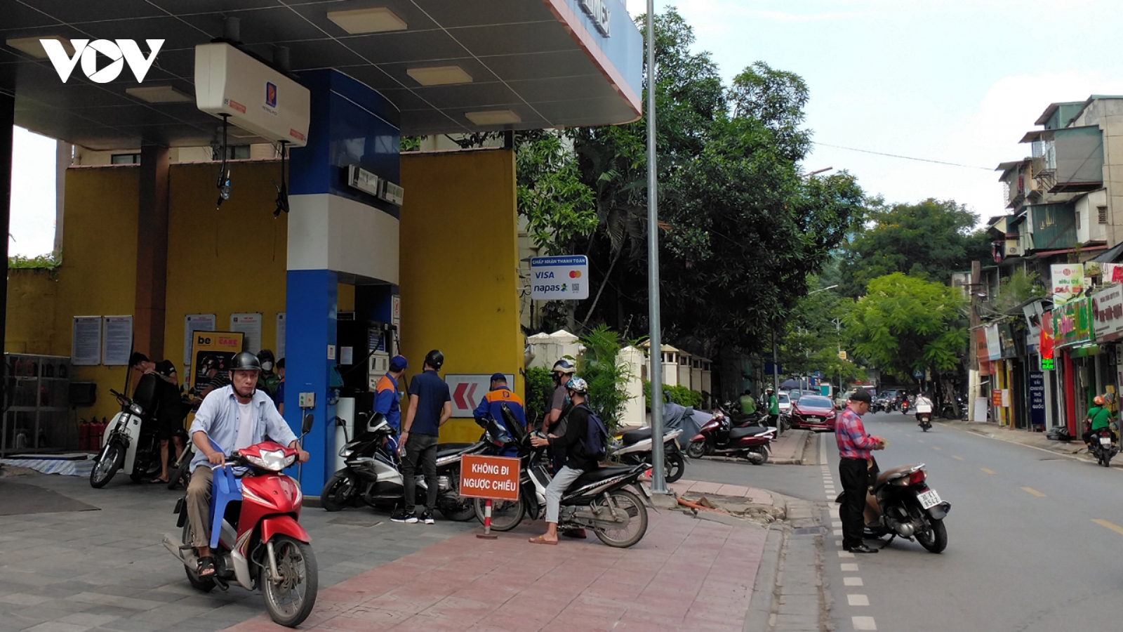 Cho doanh nghiệp tự định giá xăng dầu: Cần cơ chế kiểm soát