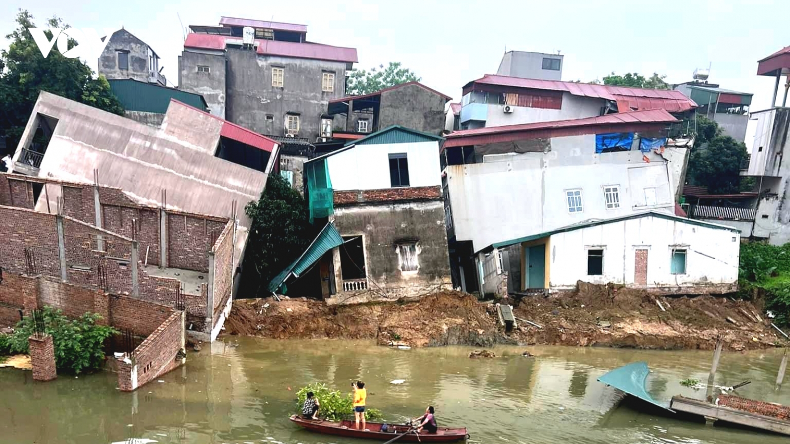 Sạt lở sông Cầu ở Bắc Ninh, thêm nhiều căn nhà bị "nuốt chửng"