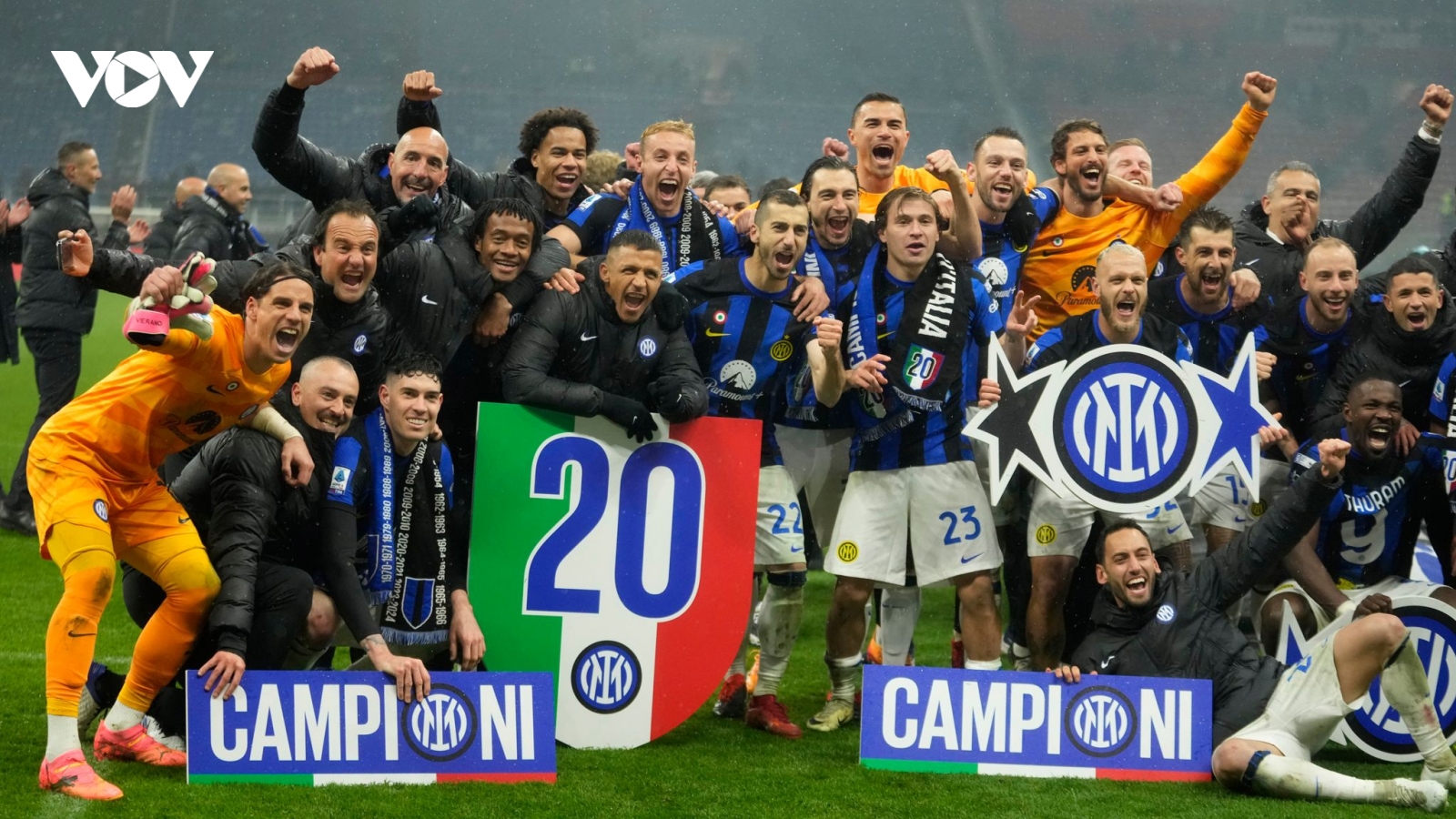 Đánh bại AC Milan, Inter Milan vô địch Serie A sớm 5 vòng đấu