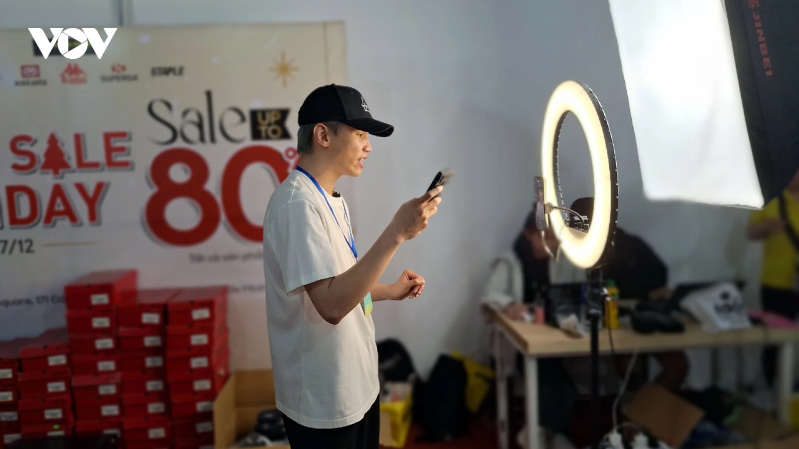 Livestream bán hàng “bùng nổ” làm tăng nhu cầu mua sắm online
