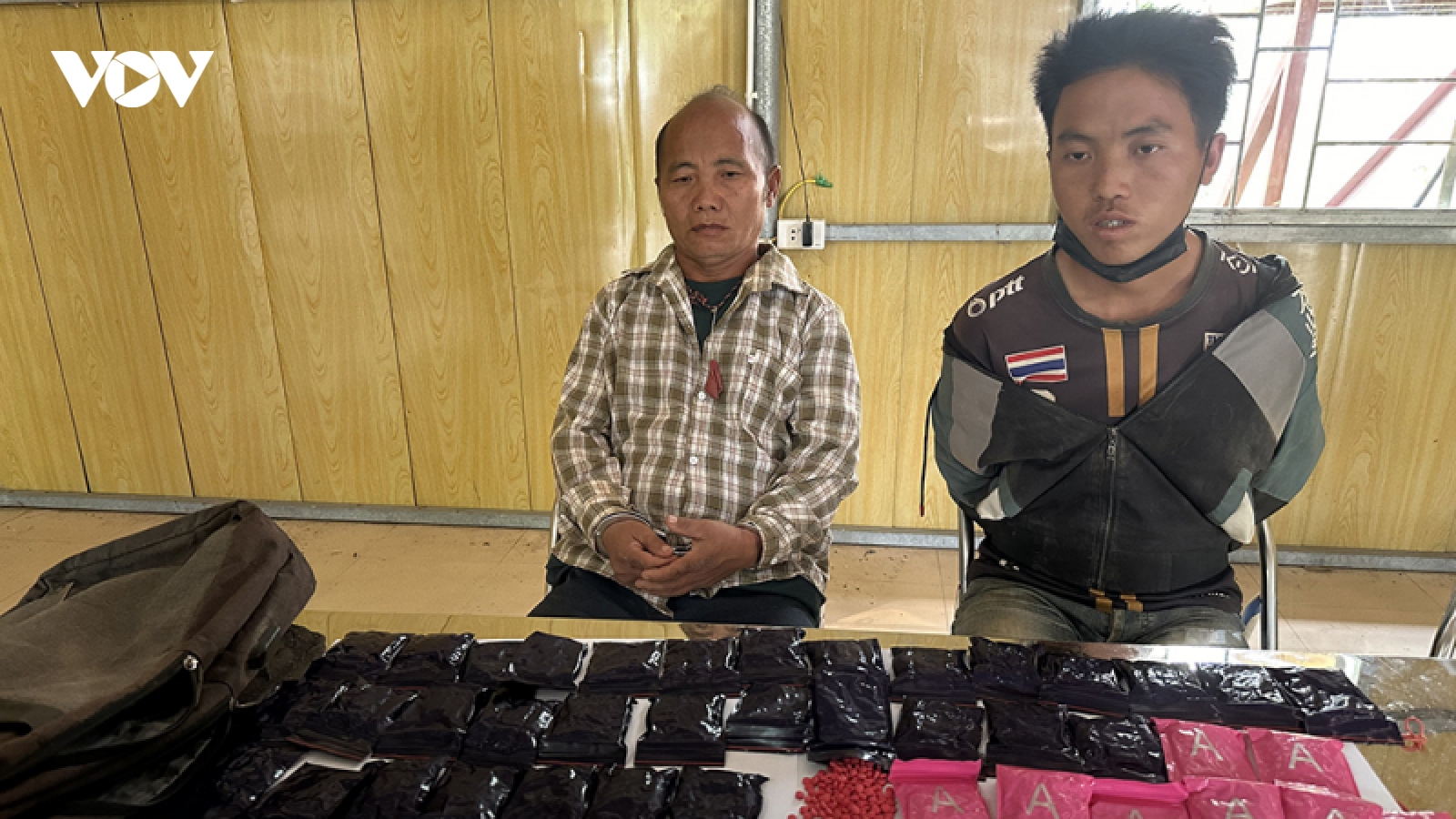 Rủ nhau đi buôn ma túy, hai bố con bị bắt
