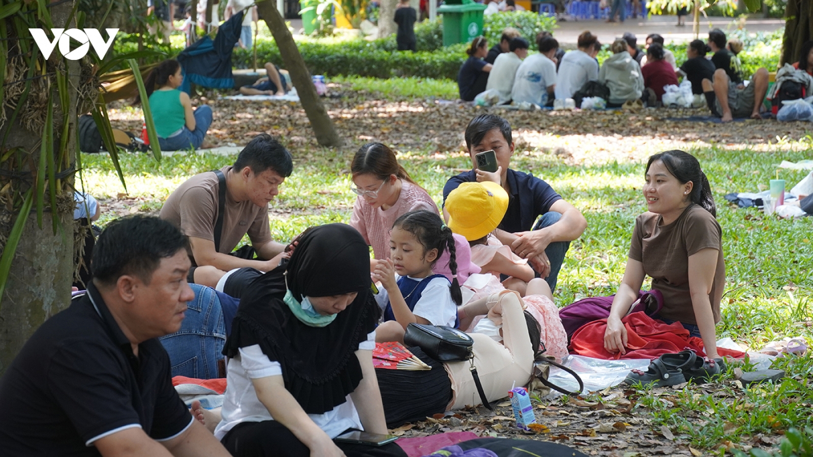 Nắng nóng, người dân TP.HCM đưa gia đình đến công viên trong ngày nghỉ