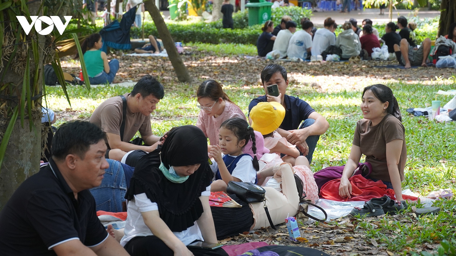 Nắng nóng, người dân TP.HCM đưa gia đình đến công viên trong ngày nghỉ