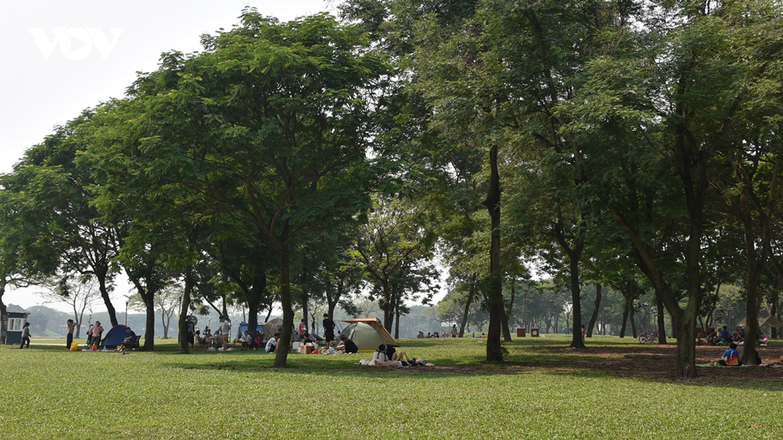 Nắng nóng kỳ nghỉ lễ, người dân đổ ra công viên Yên Sở vui chơi trốn nóng