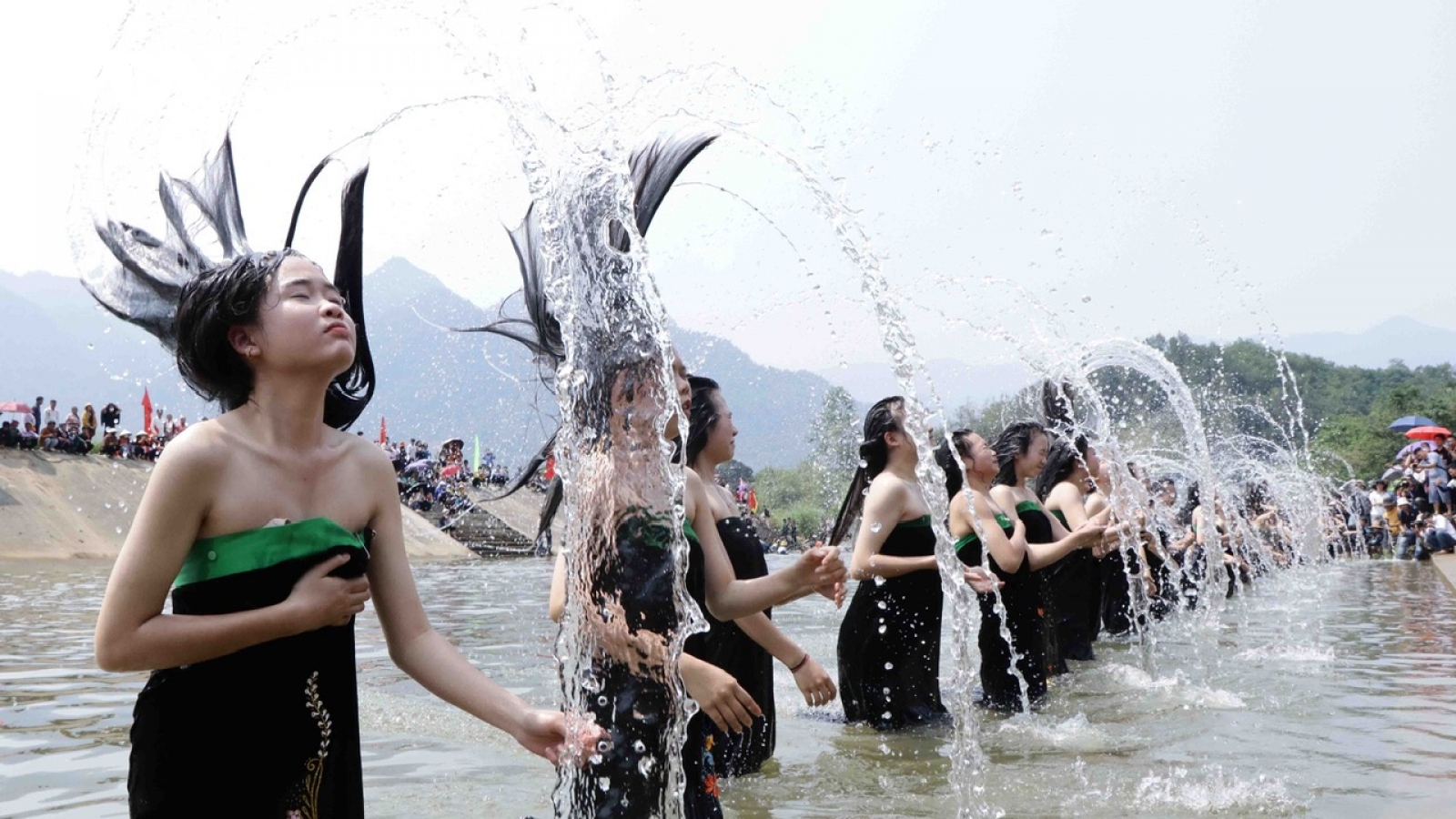 Các cô gái Thái thực hiện nghi thức gội đầu tại Lễ hội Then Kin Pang