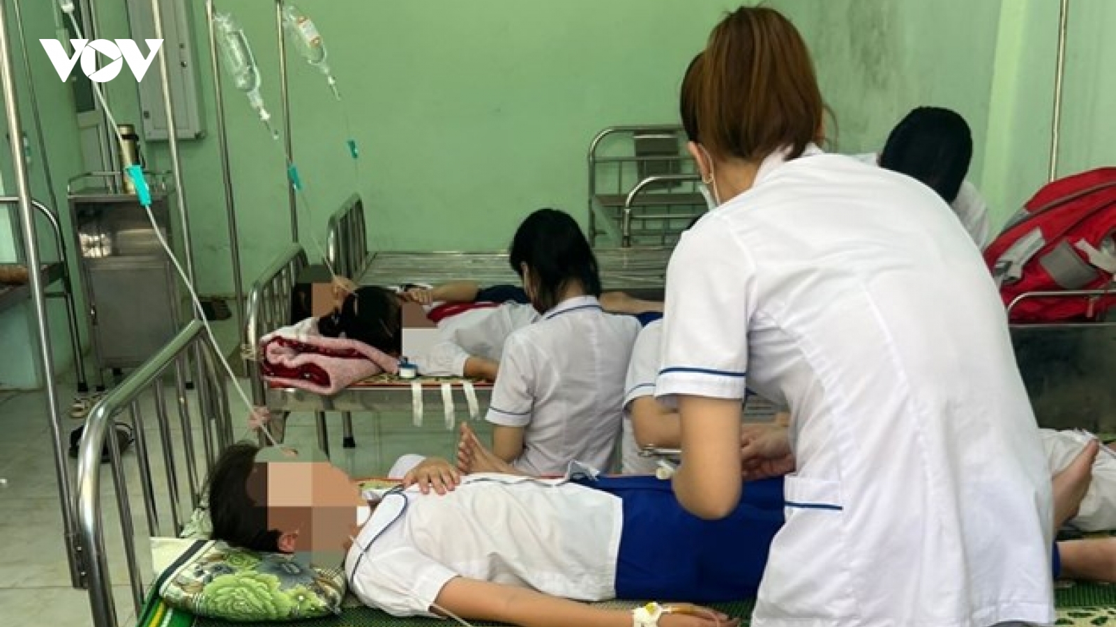 Bỏ đồ chơi vào bình nước uống dùng chung, 23 học sinh ngộ độc