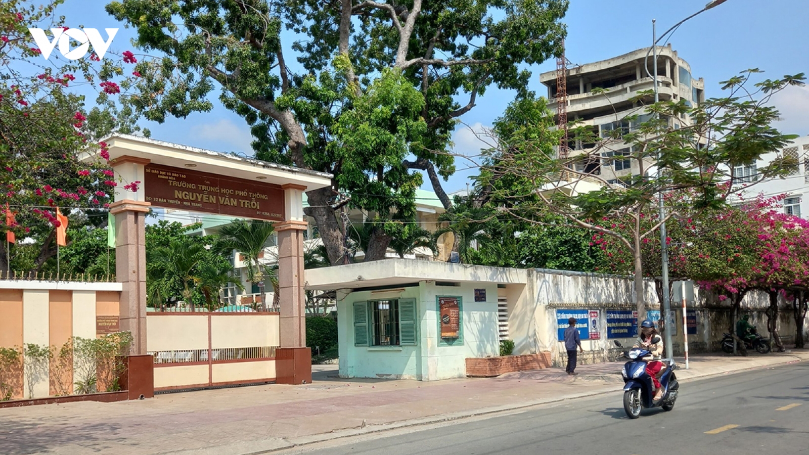 Khánh Hòa: 12 học sinh ngộ độc thực phẩm do ăn thức ăn mua trước cổng trường