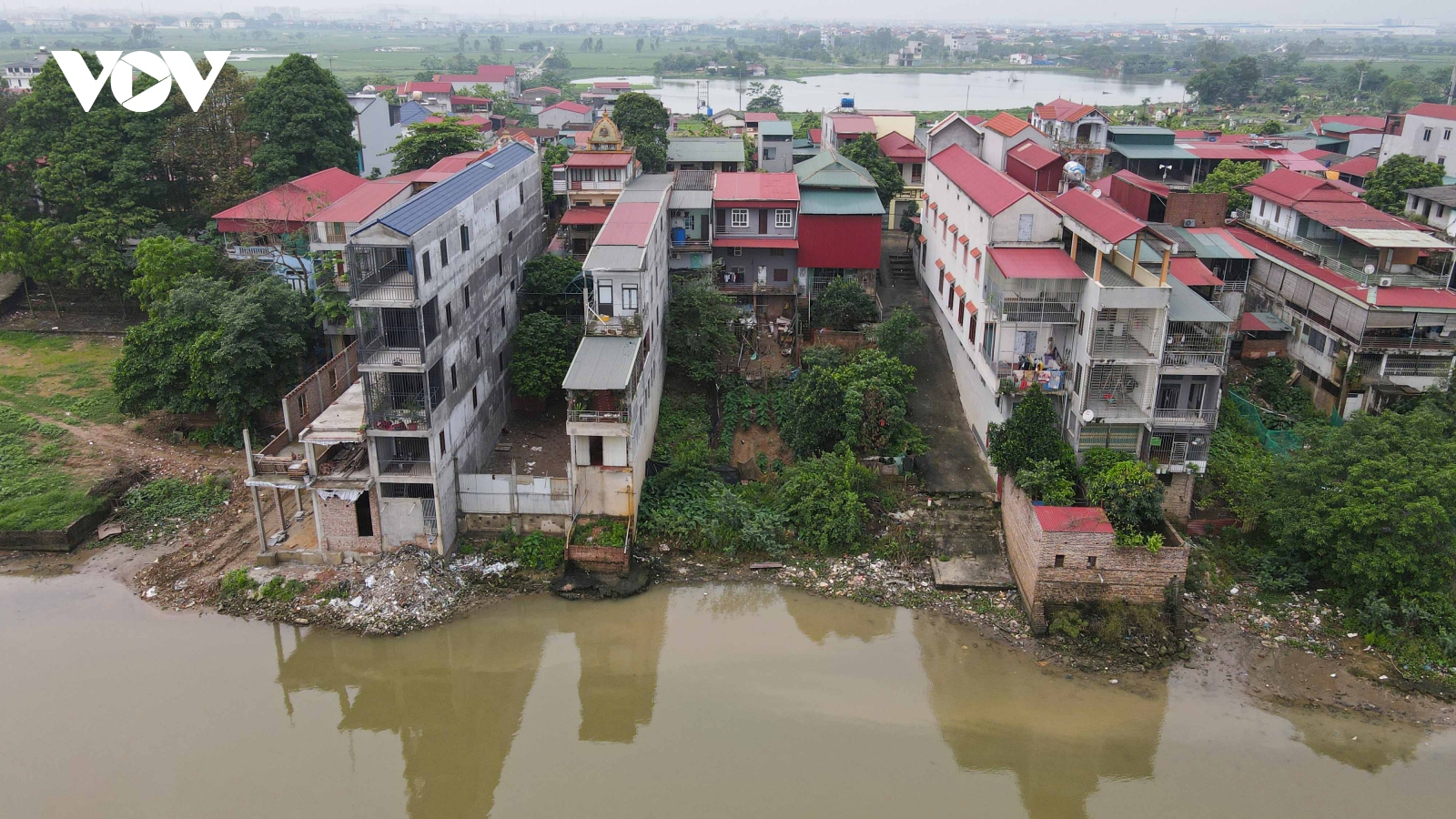 Cận cảnh hàng loạt nhà cao tầng mọc trái phép bên sông Cầu, Bắc Ninh