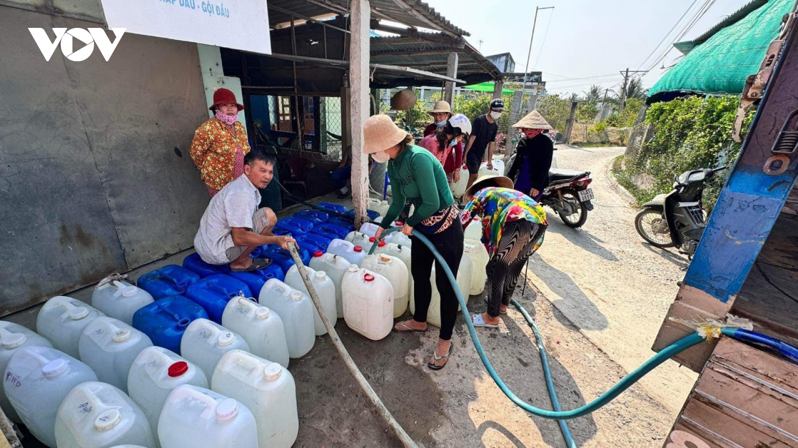 Tặng nước cho bà con vùng khô hạn Tiền Giang, Bến Tre