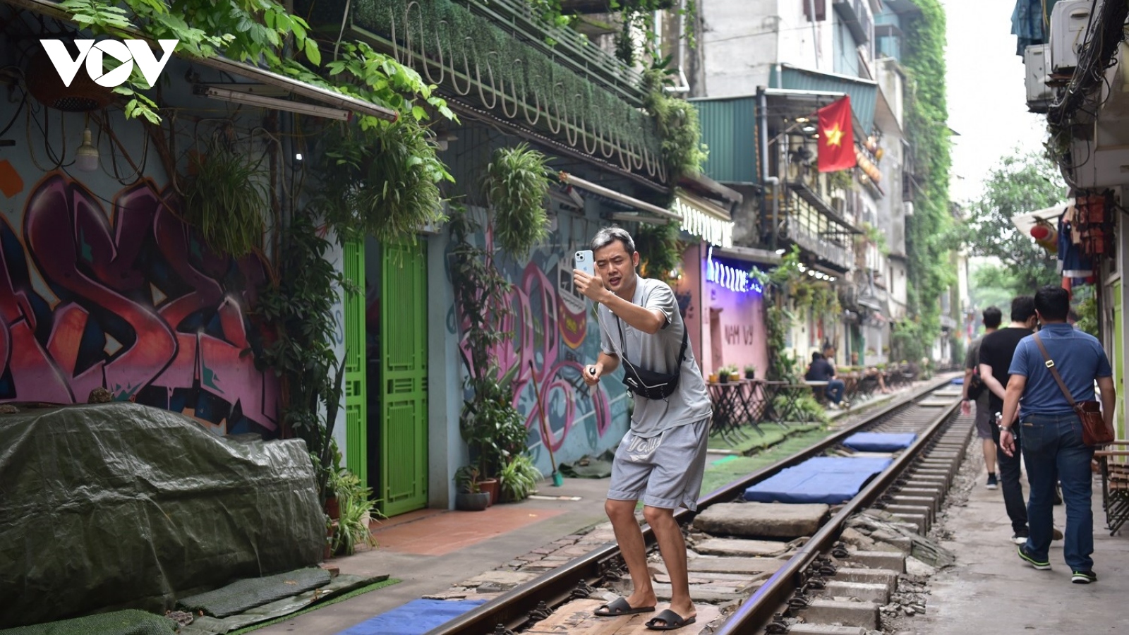 Phố cà phê đường tàu Khâm Thiên "sống lại" và hoạt động sôi nổi hơn xưa