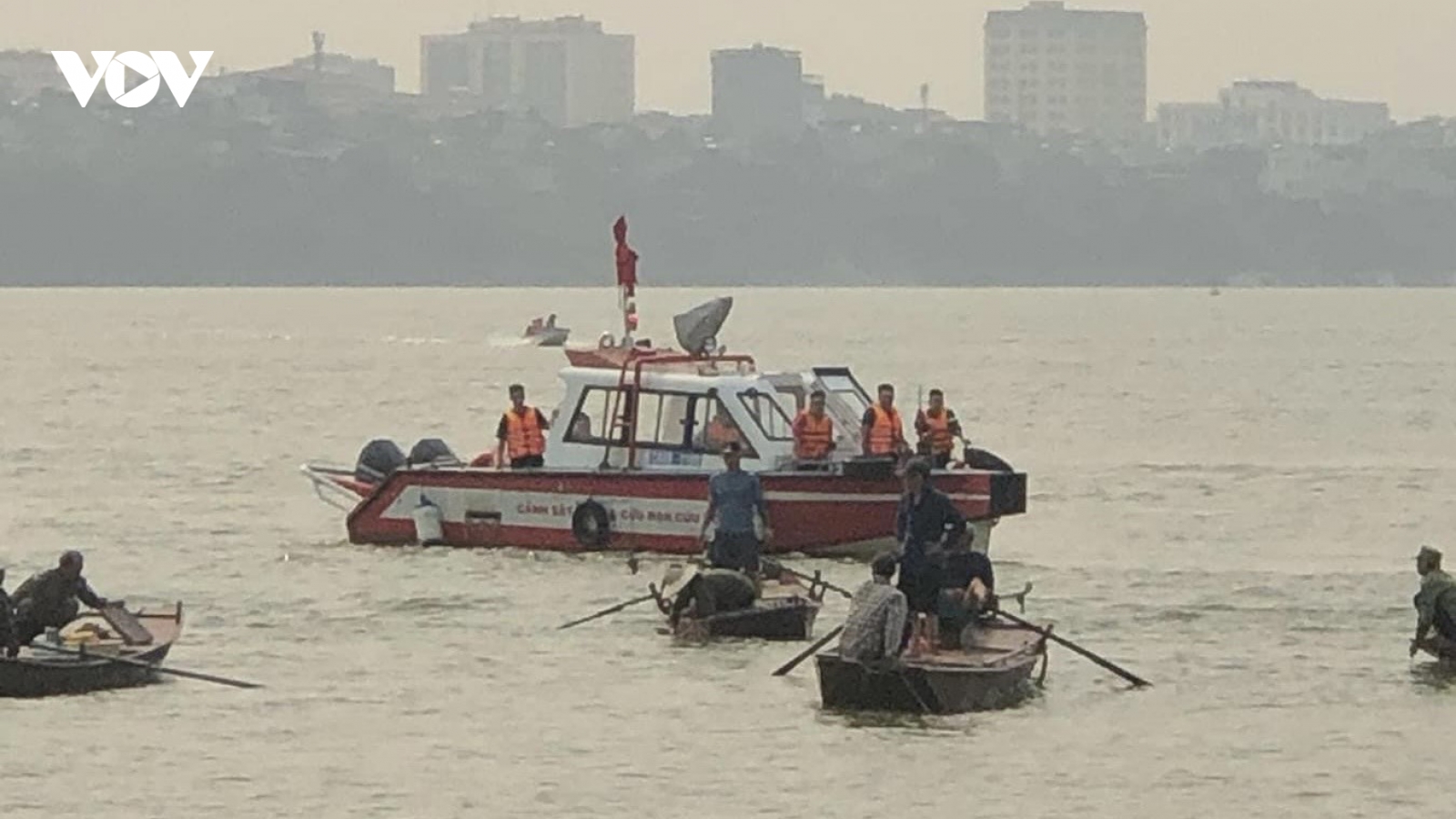 Đi bơi giải nhiệt, 2 học sinh lớp 11 bị đuối nước tại chân cầu Vĩnh Tuy