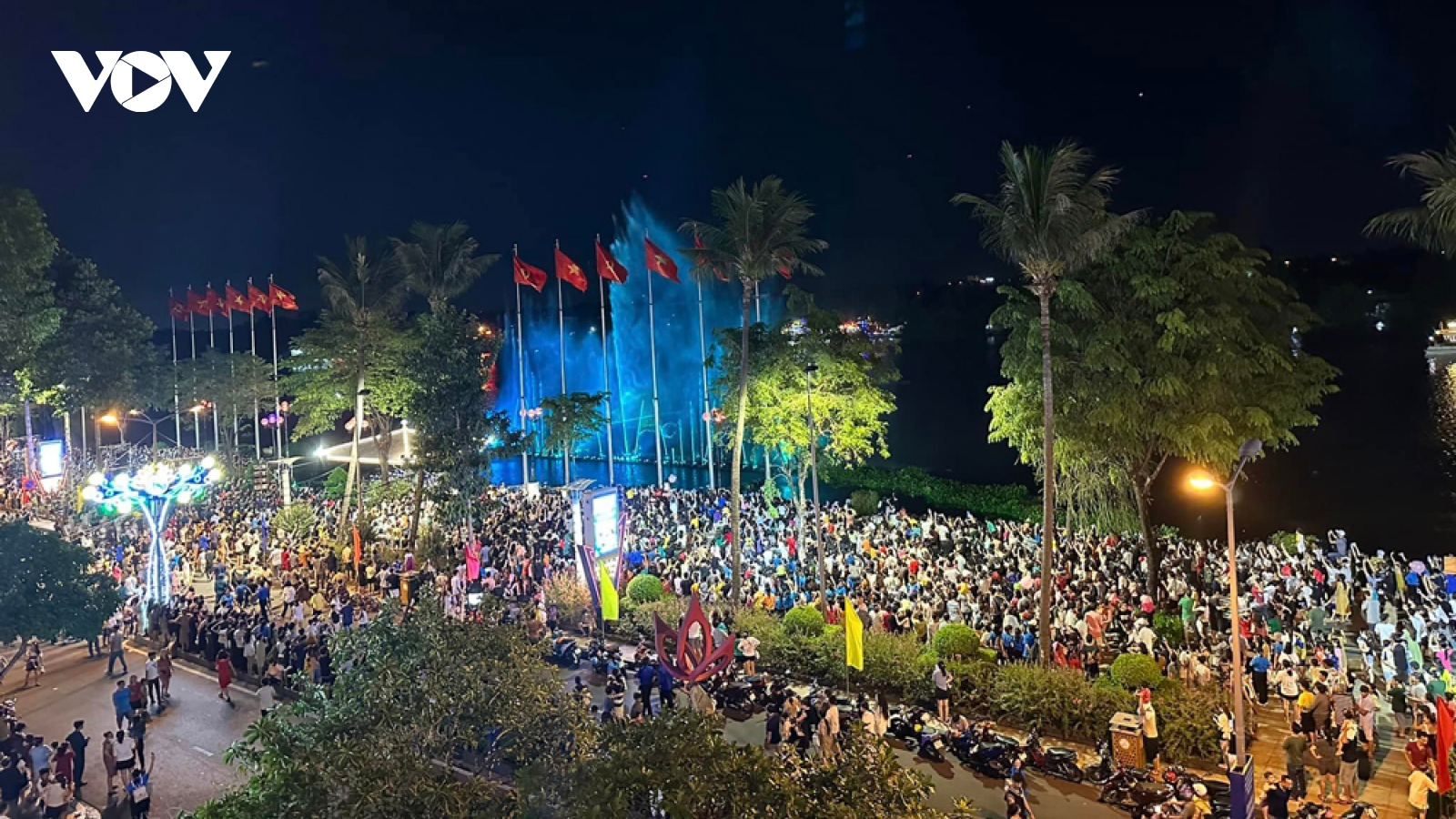 Hàng ngàn người háo hức với chương trình nhạc nước ở Bình Dương