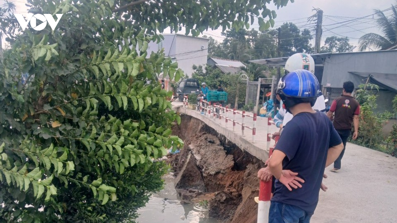 Sạt lở uy hiếp đường giao thông nông thôn ở Cần Thơ