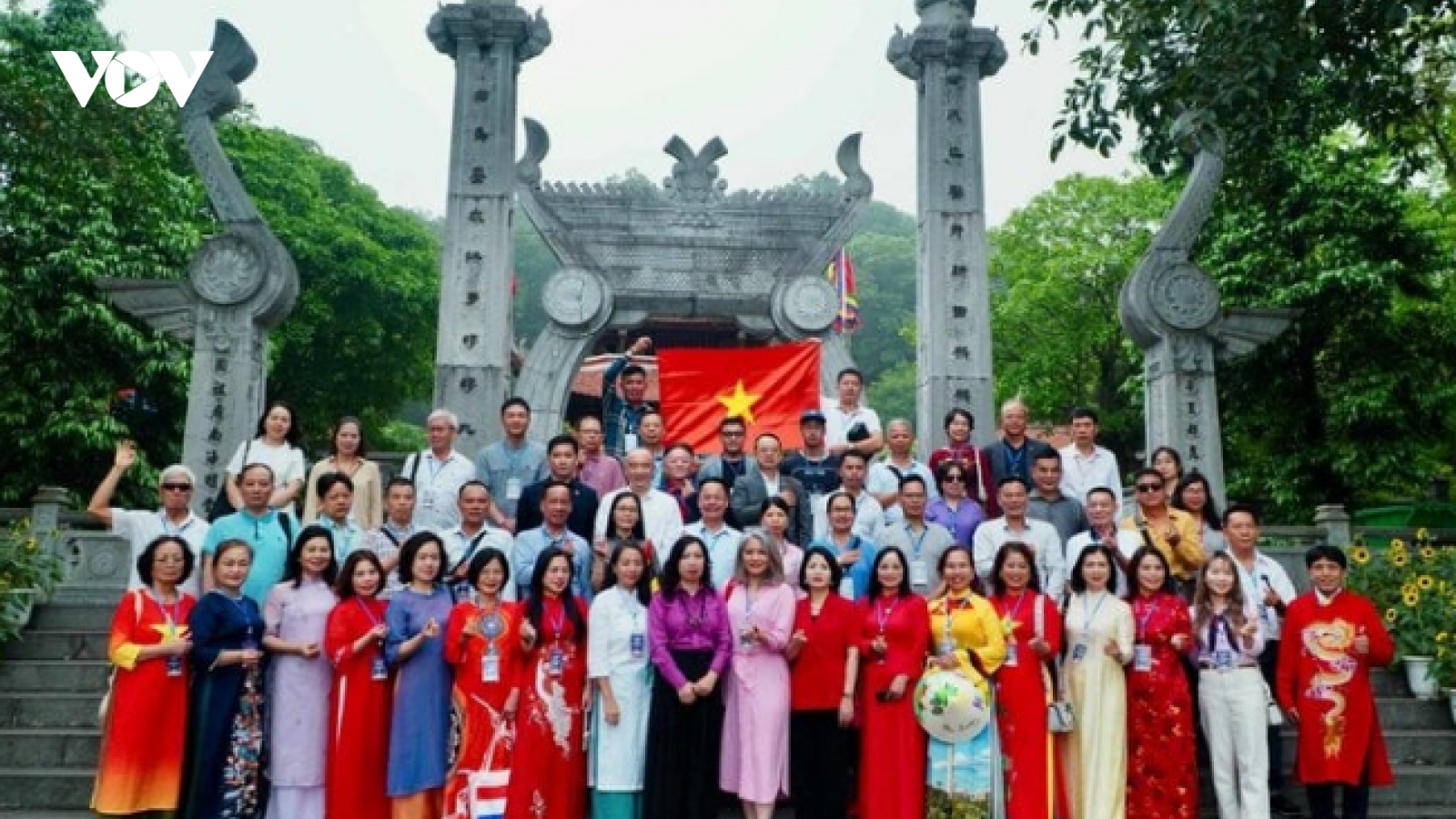 Đoàn kiều bào dâng hương giỗ tổ tại Đền Hùng