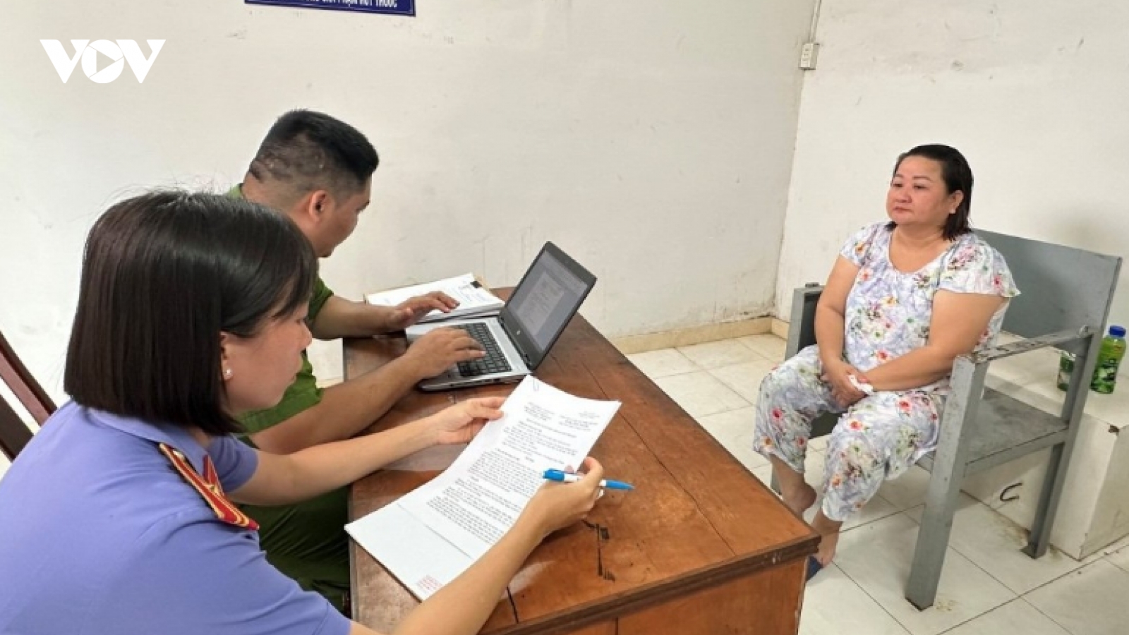 Khởi tố người phụ nữ chửi mắng, xúc phạm thẩm phán tại tòa