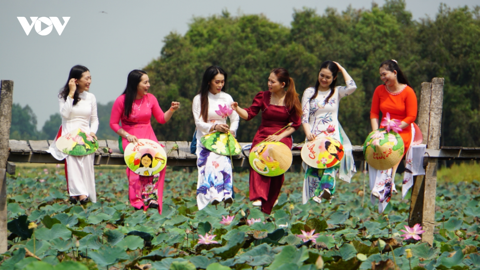 Khoảng 5.500 phụ nữ tham gia diễu hành áo dài tại lễ hội Sen Đồng Tháp