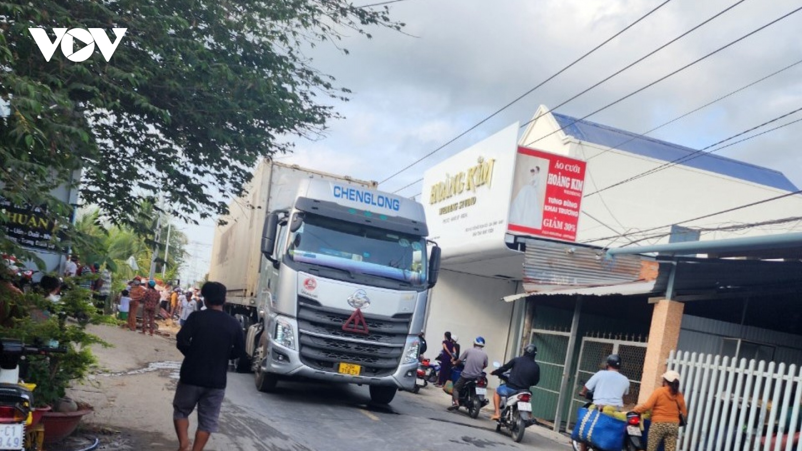 Một học sinh tử nạn do va chạm với xe container chở sầu riêng