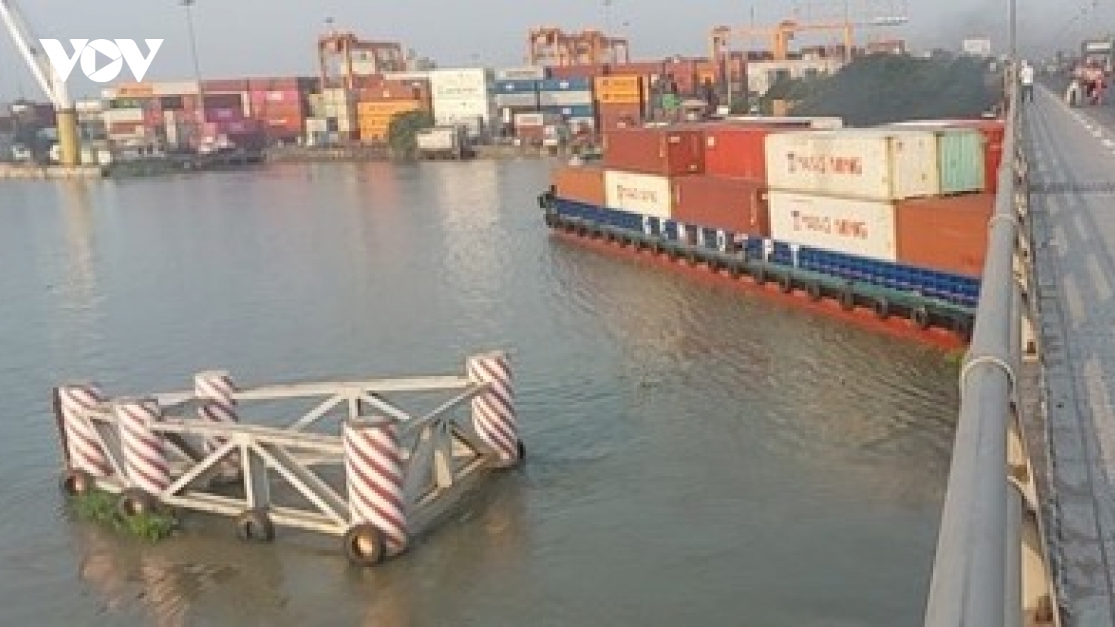 Đề nghị tạm giữ tàu chở container va chạm vào cầu Đồng Nai