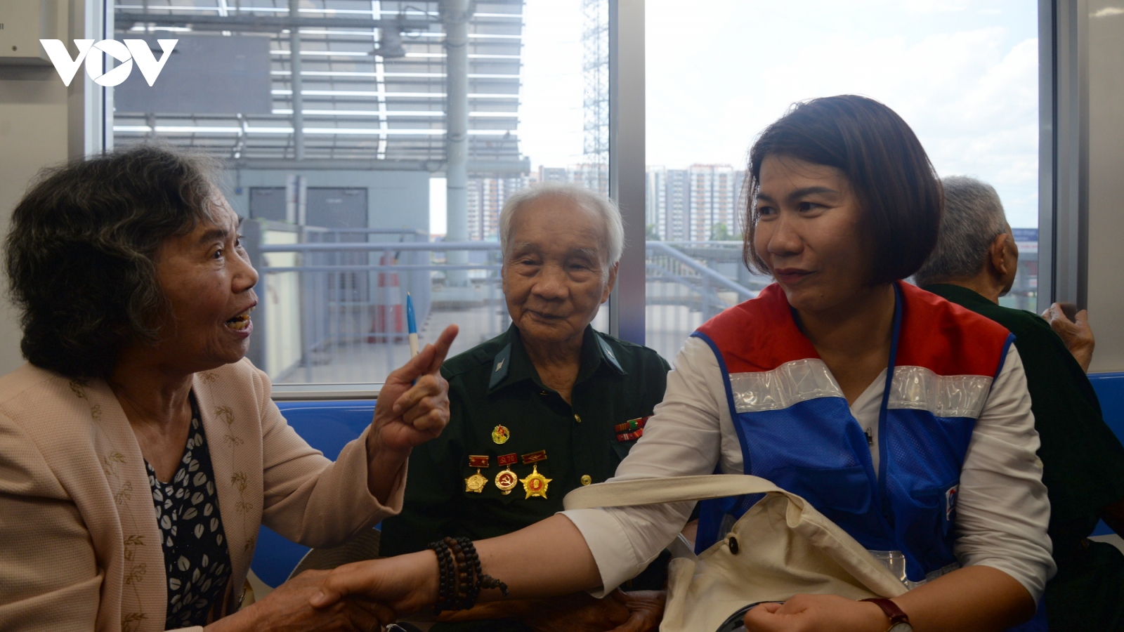 Cựu chiến sỹ Điện Biên Phủ trải nghiệm tàu metro 1 TP.HCM