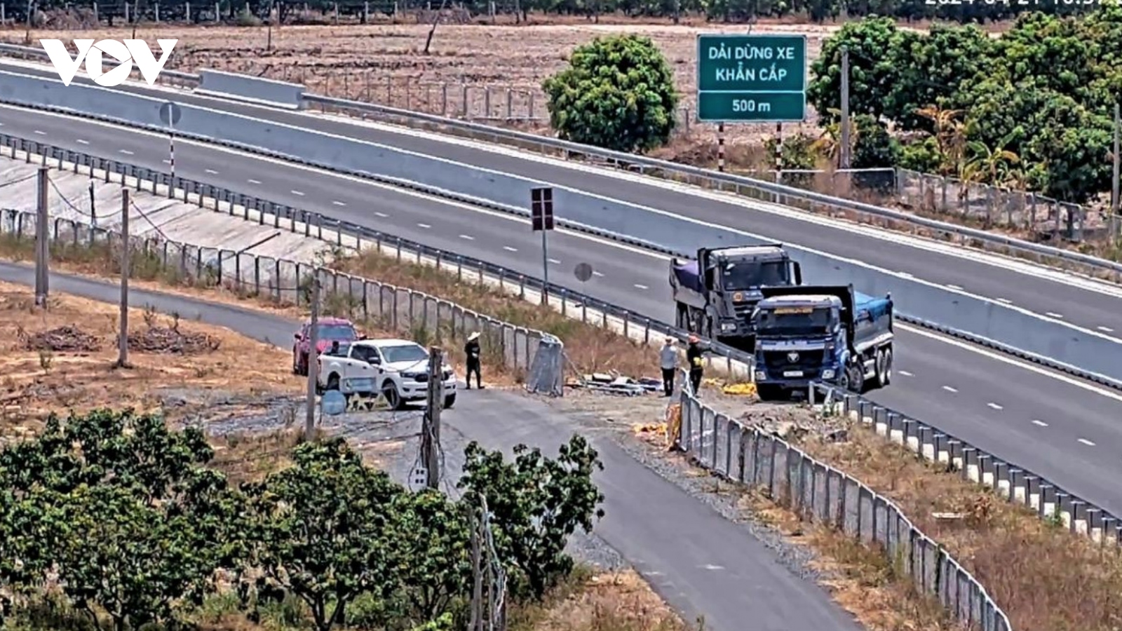 Tháo hộ lan làm trạm dừng nghỉ tạm trên cao tốc Nha Trang-Cam Lâm khi chưa có phép