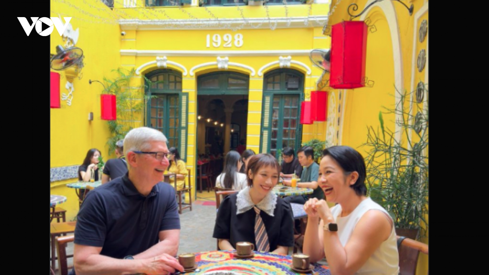 Tim Cook khen cà phê trứng Hà Nội
