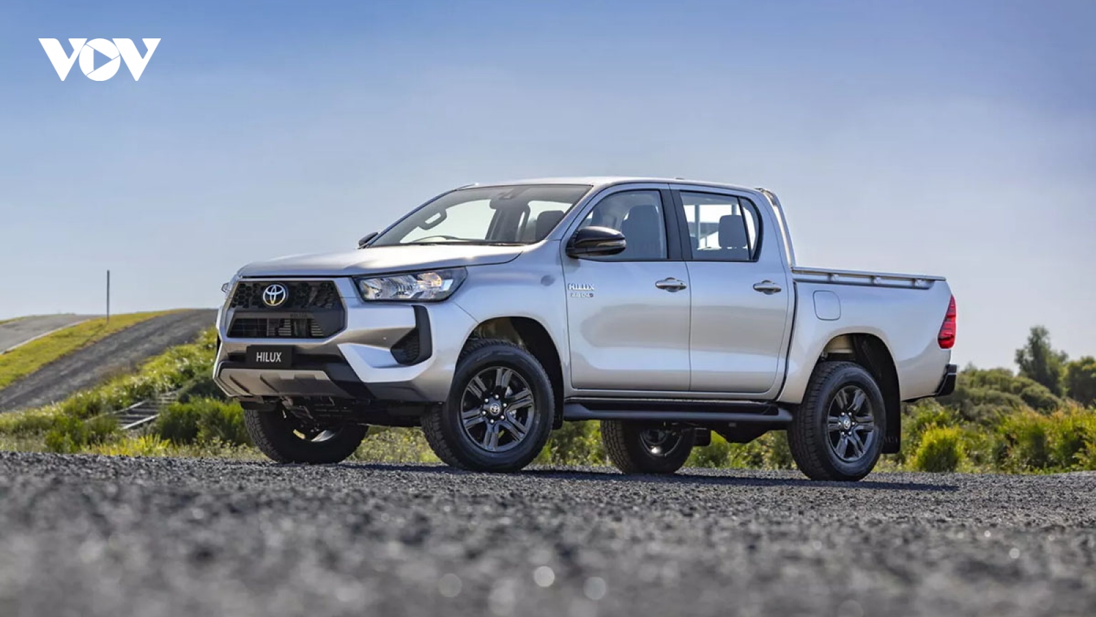 Toyota Hilux 2024 trở lại cuộc đua bán tải với Ranger, Triton, giá từ 668 triệu đồng