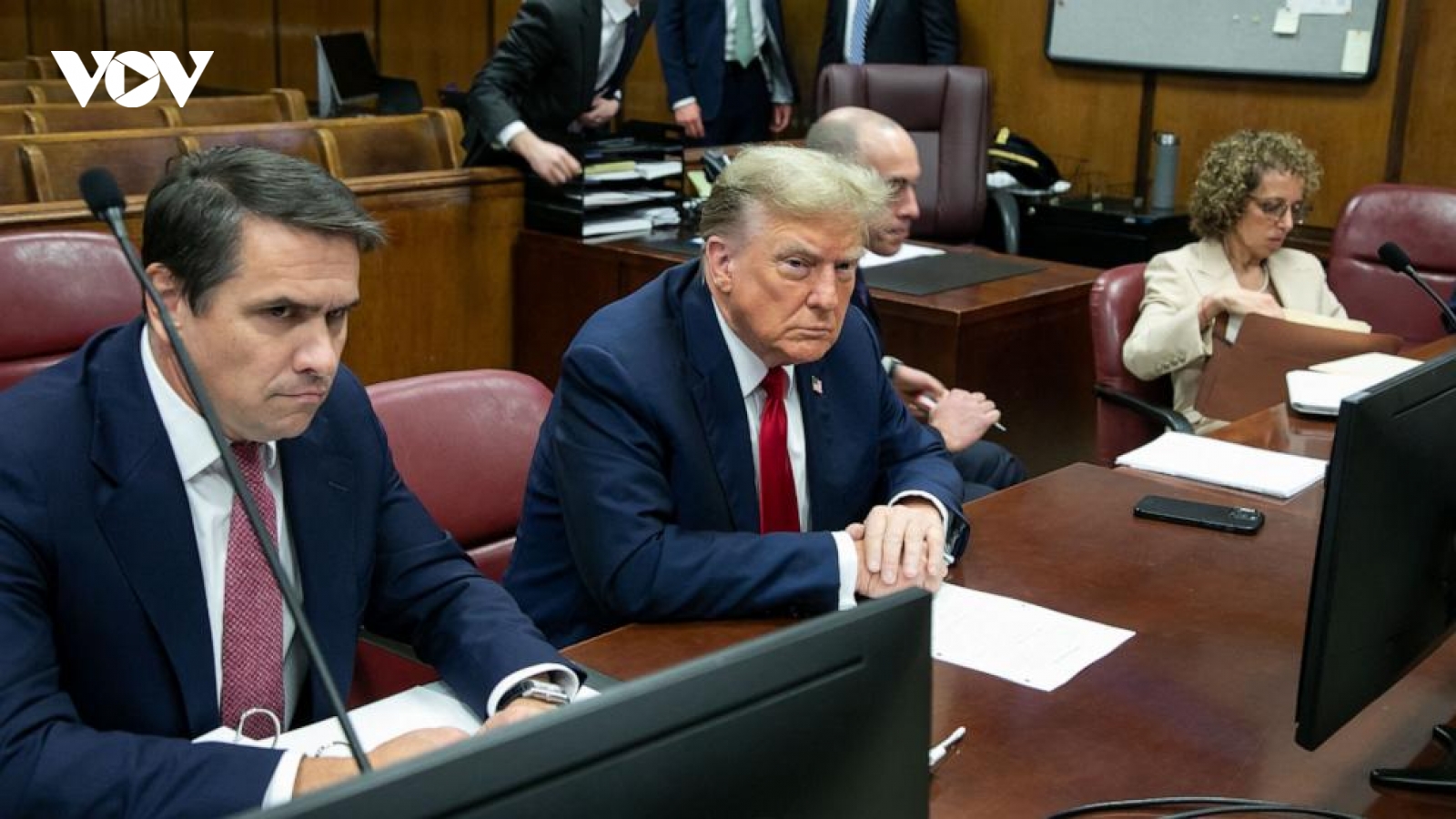 Toàn cảnh ngày đầu tiên cựu Tổng thống Trump hầu tòa hình sự