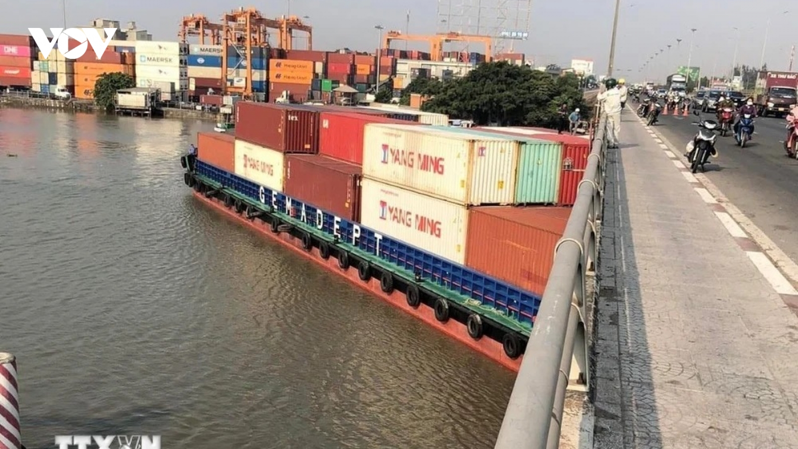 Tàu chở container nặng 4.600 tấn va vào cầu Đồng Nai