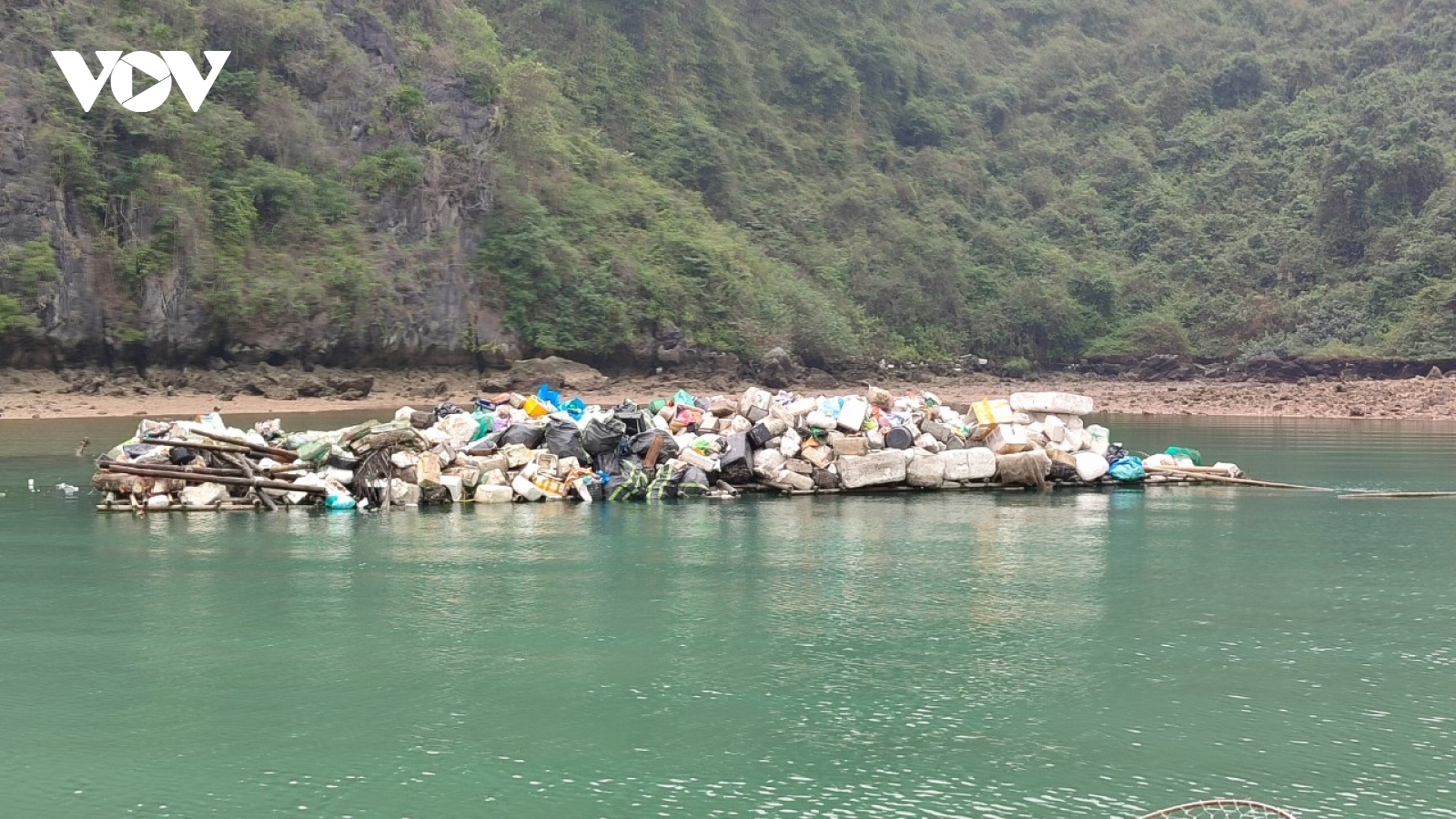 Quảng Ninh tăng cường thu gom rác thải trên vịnh Hạ Long