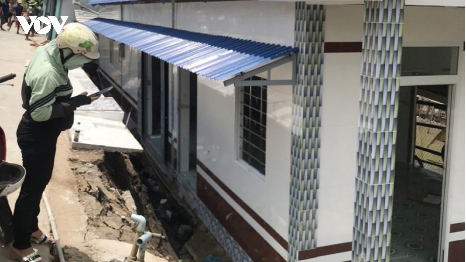 Bạc Liêu: Một ngôi nhà bị sụt xuống rạch Bà Hiên