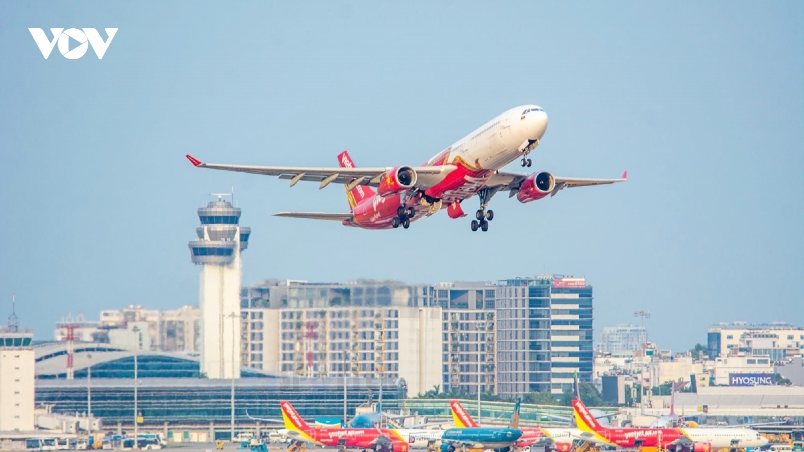 Nghỉ lễ dài ngày, khách mua vé máy bay tăng cao