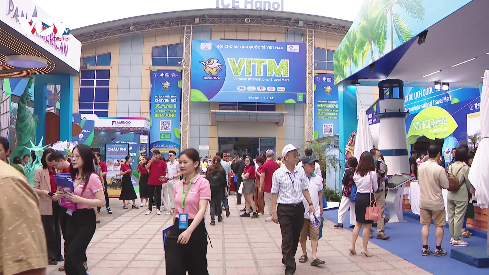Người dân hào hứng săn tour khuyến mại tại VITM Hà Nội 2024