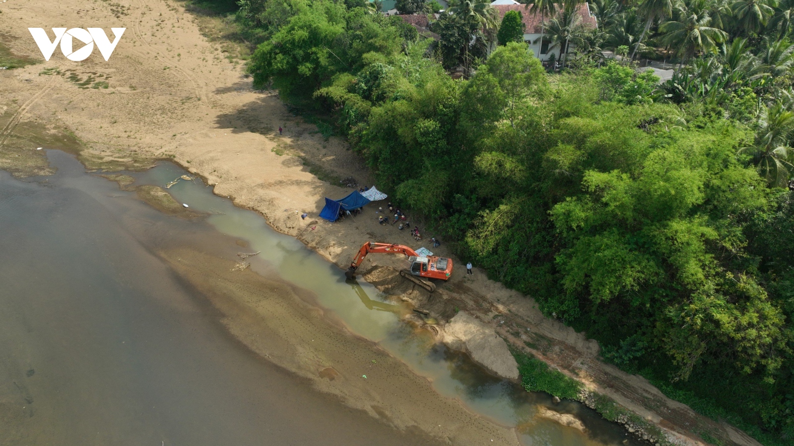 Sợ sạt lở, người dân ngăn chặn không cho doanh nghiệp khai thác mỏ cát