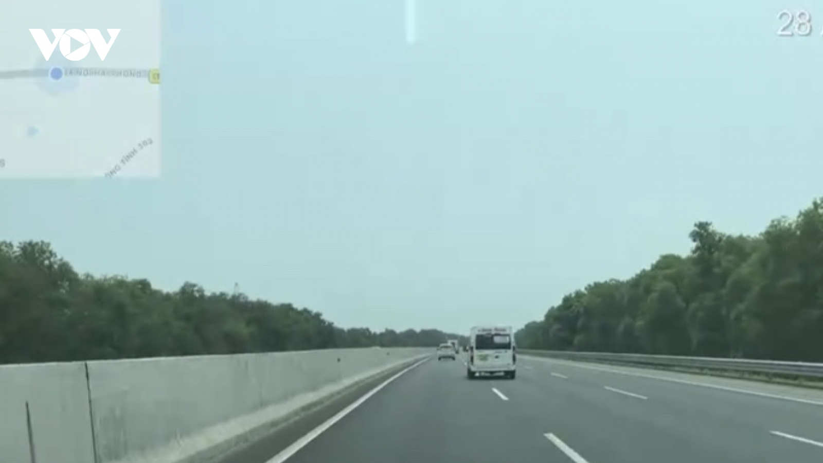 Tước bằng lái xe 3 tháng, phạt 15 triệu tài xế limousine đánh võng trên cao tốc