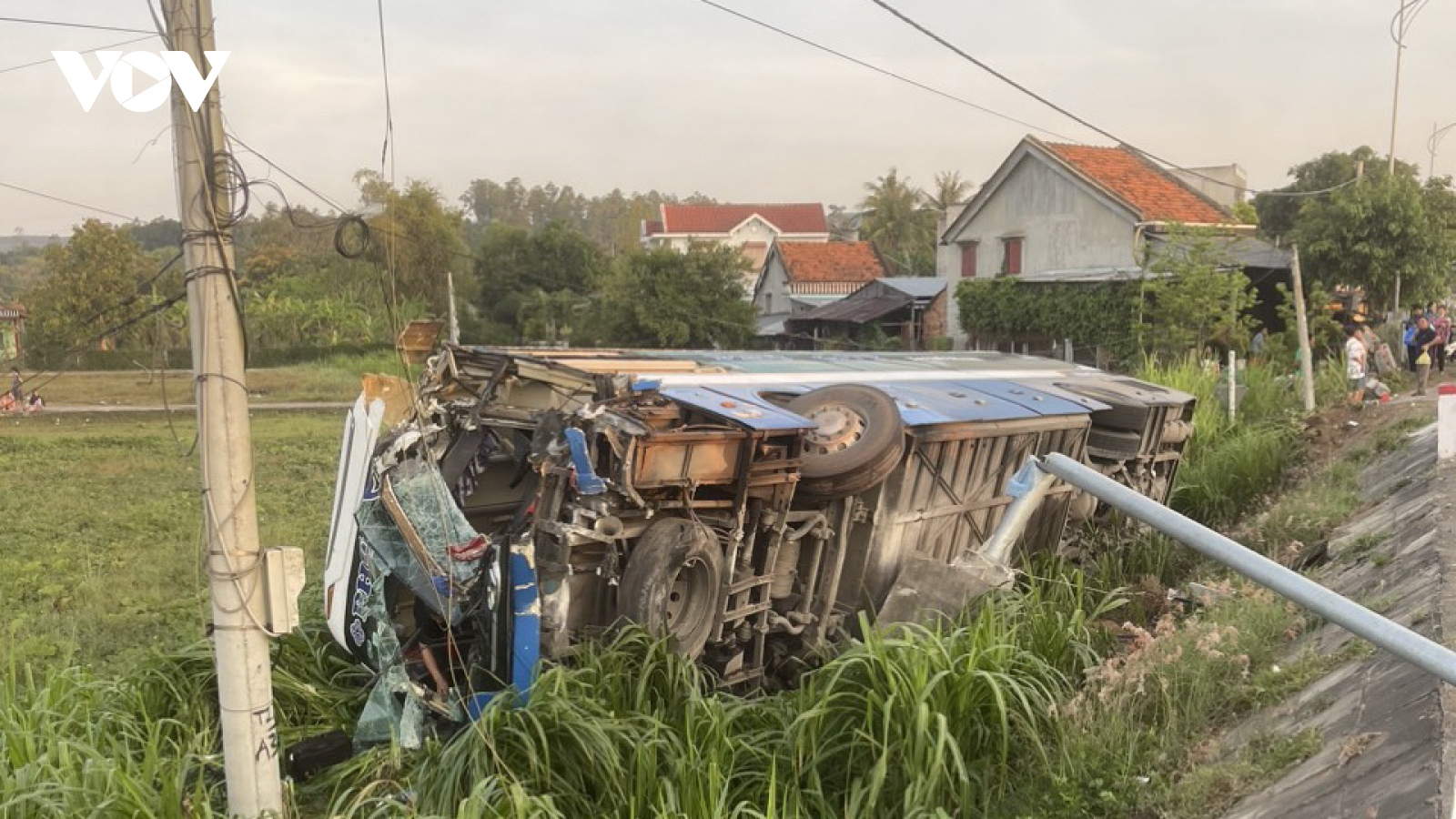 Lật xe khách, 22 người thoát nạn ở Phú Yên